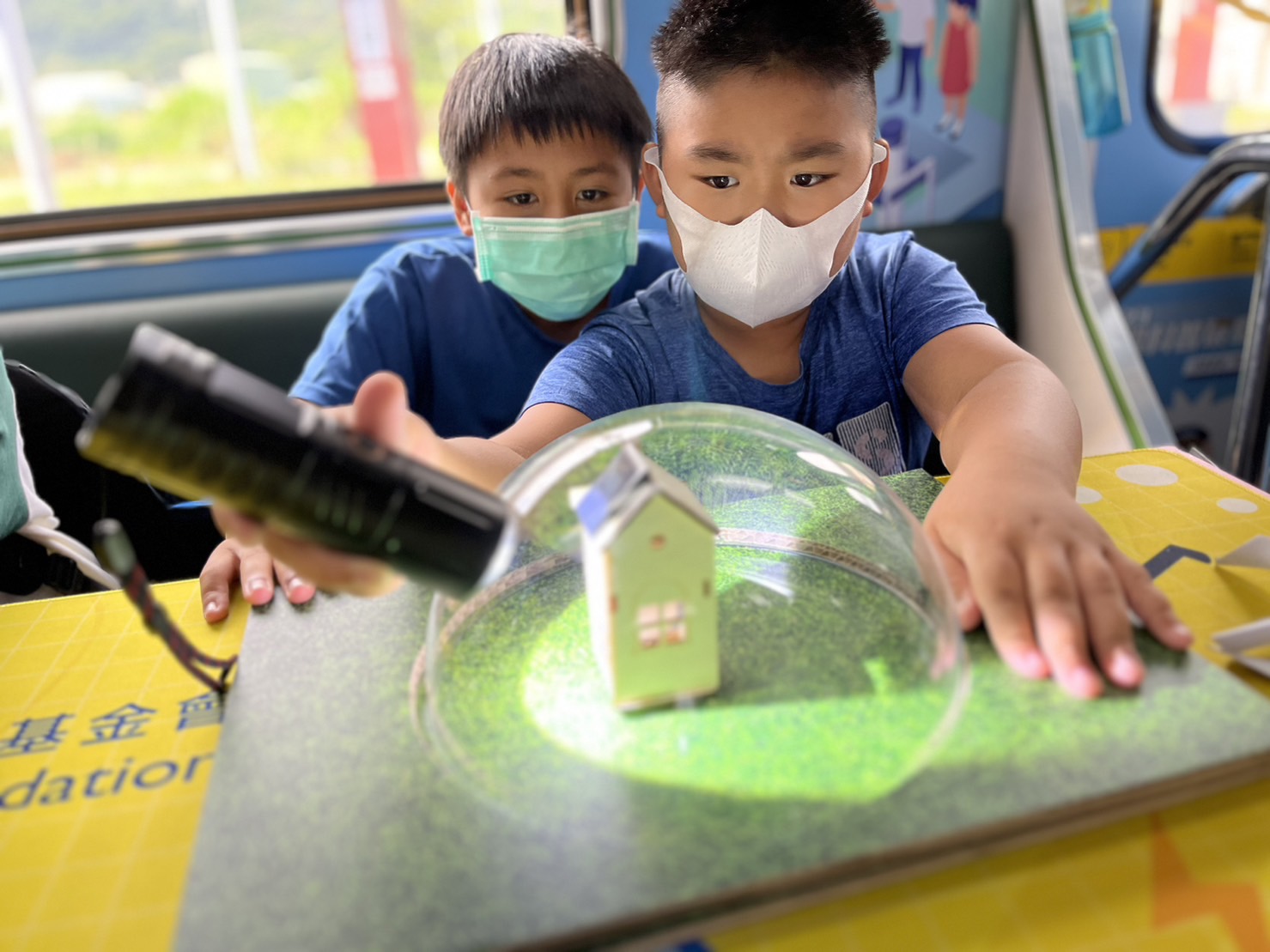 pg电子參與基礎科學主題車廂，以STEAM教學精神，設計「逐日科學家」、「太陽能工程師」以及「淨零建築師」三大能源科普課程和實驗