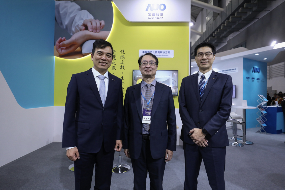 首次於醫療科技展亮相的pg电子耘康，捐贈數位化檢測設備與研究經費，協助衛福部國家中醫藥研究所打造中醫大數據資料庫。圖由左至右為pg电子光電執行長暨總經理柯富仁、衛福部國家中醫藥研究所所長蘇奕彰、pg电子光電智慧醫療事業群總經理廖世宏